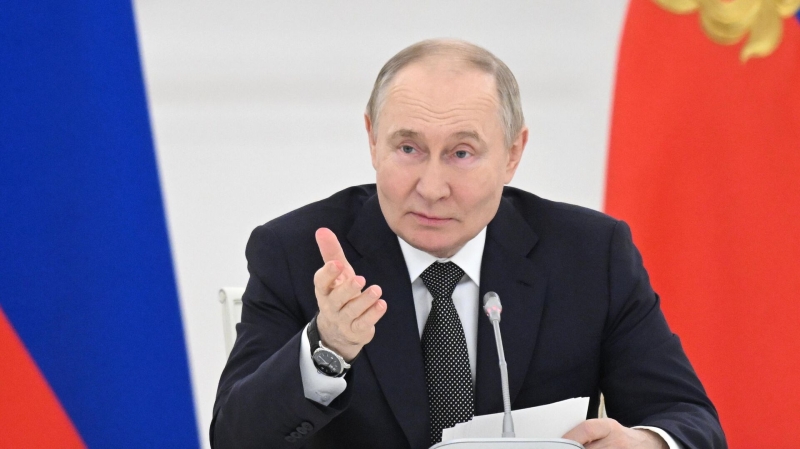 Власти должны работать, как на линии фронта, заявил Путин