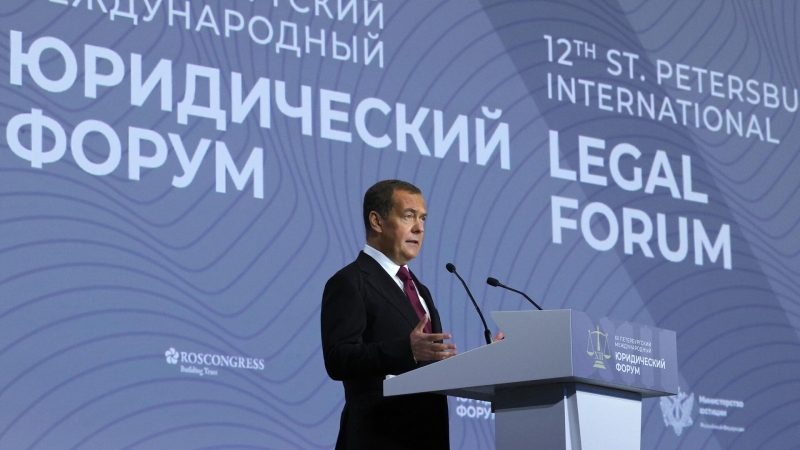 Медведев призвал создавать правовые институты с дружественными странами