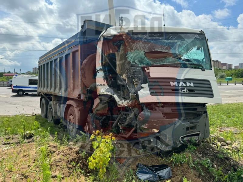 На Косинском шоссе в Москве грузовик столкнулся с 18 машинами