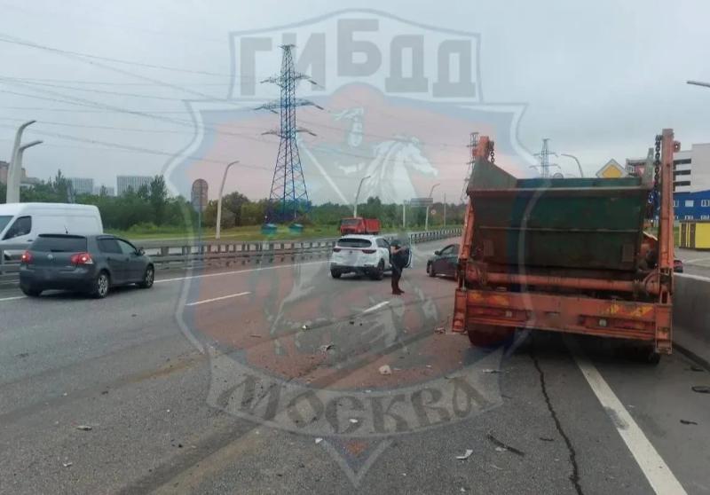 На Косинском шоссе в Москве грузовик столкнулся с 18 машинами
