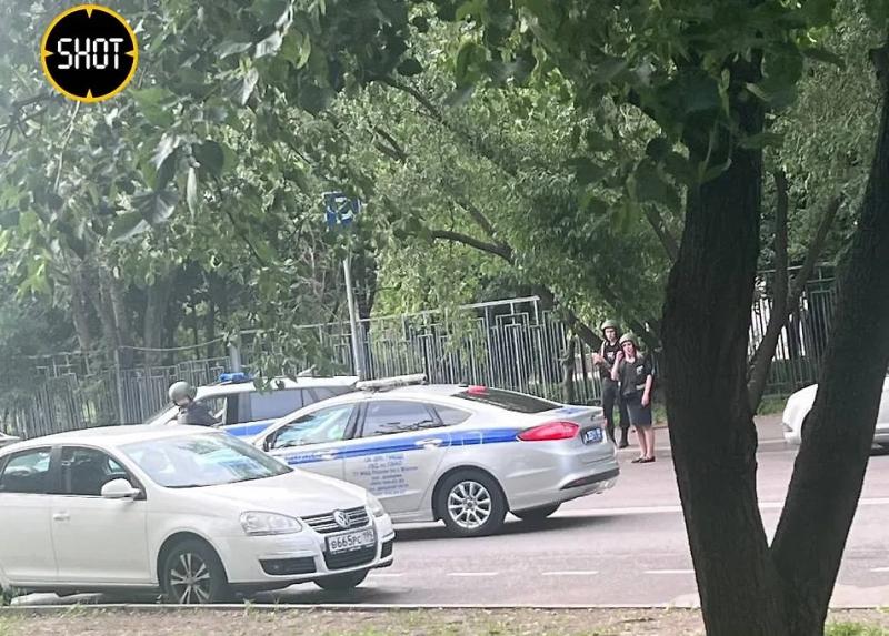 Неизвестный открыл стрельбу из окна многоэтажки в Москве, ранены двое