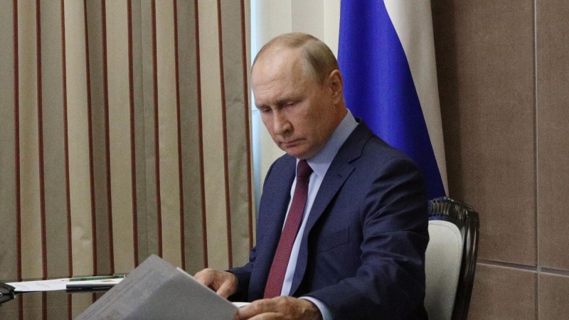 Песков не ответил, прочитал ли Путин интервью Макрона