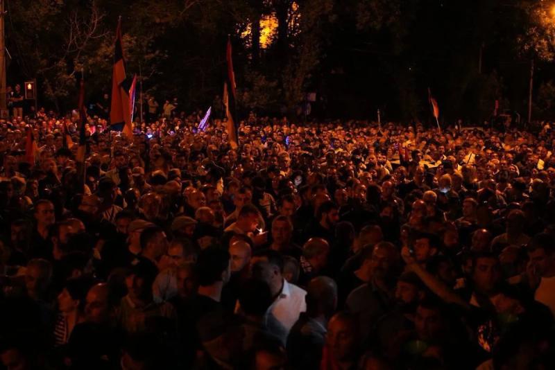 Протестующие готовятся утром возобновить штурм здания парламента Армении