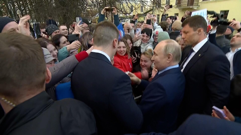 Путин пообщался с верующими, которые собрались в Троице-Сергиевой лавре