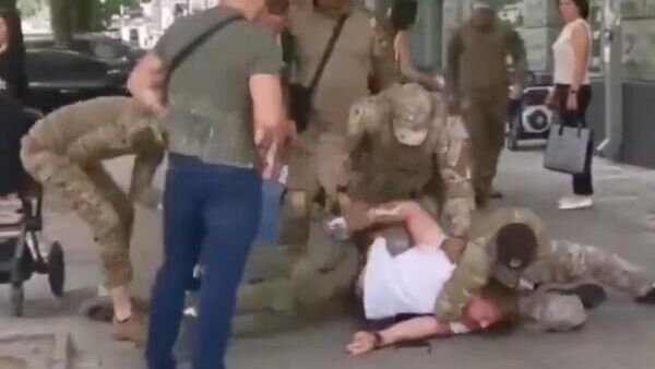 "Ужасно". Видео мобилизации украинца с ребенком поразило полковника из США