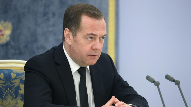 Вступившие в "Единую Россию" участники СВО укрепят партию, считает Медведев