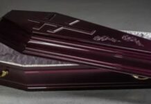 Лакированный деревянный гроб: практичность, эстетика