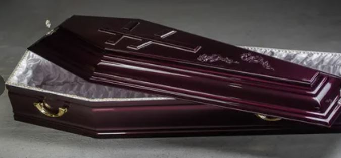 Лакированный деревянный гроб: практичность, эстетика