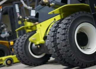 Оригинальные шины для спецтехники: виды, назначение и особенности