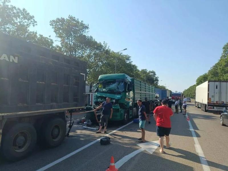 В Армавире два КамАЗа раздавили Mercedes, погибли три человека, один пострадал