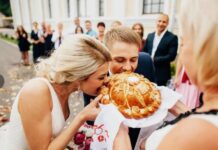 Встреча молодожёнов с караваем: традиции и символизм на современной свадьбе