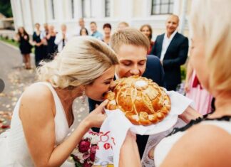 Встреча молодожёнов с караваем: традиции и символизм на современной свадьбе