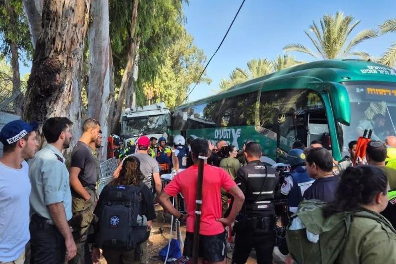 Полиция: В Израиле нейтрализовали водителя грузовика, протаранившего остановку