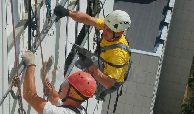 Услуги промышленных альпинистов: эффективное решение для высотных работ