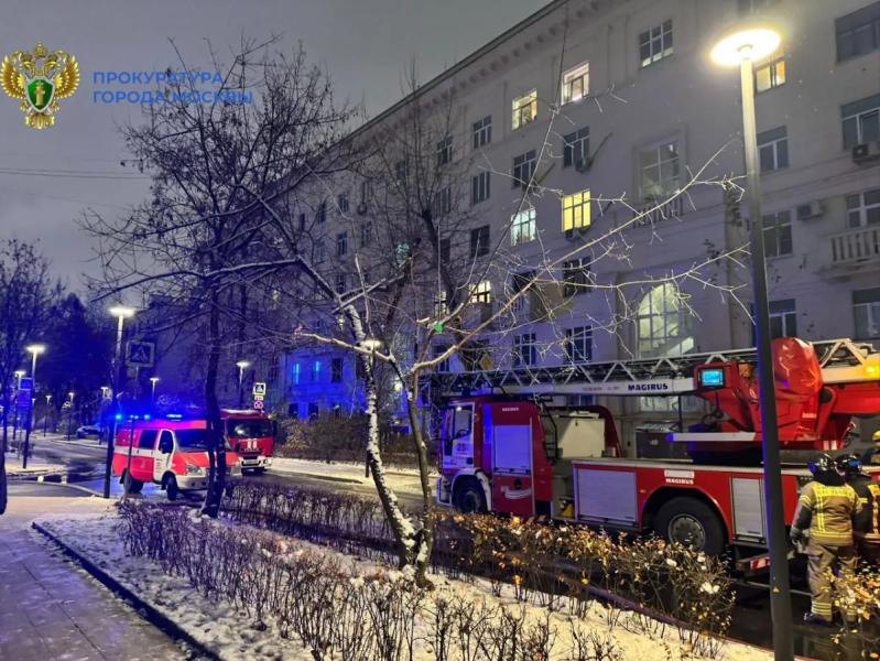 Прокуратура Москвы: Тело женщины найдено после пожара в многоэтажке на Киевской