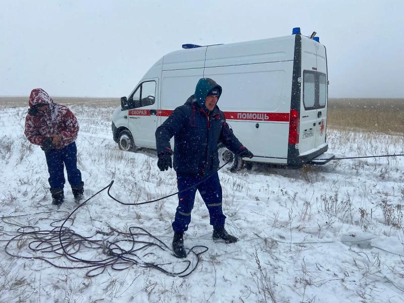 Сотрудники МЧС спасли пять рыбаков, дрейфовавших на льдине в Курганской области