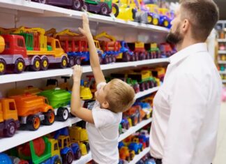 Как правильно выбрать игрушку в подарок ребенку