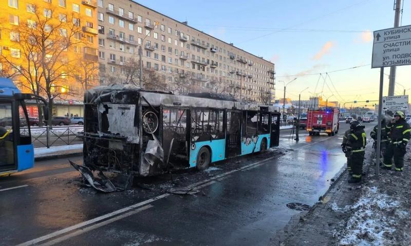 Пассажирский автобус объяло пламенем в Петербурге, он полностью выгорел