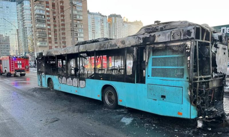 Пассажирский автобус объяло пламенем в Петербурге, он полностью выгорел