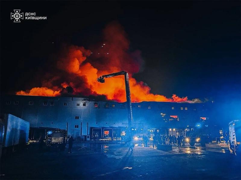 В Борисполе несколько пожарных бригад тушат огромный пожар на складе