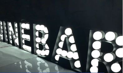 Объёмные буквы: преимущества и разнообразие видов в наружной рекламе