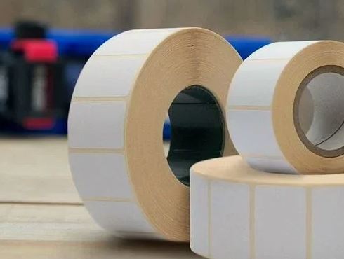 Удобство в каждой этикетке: преимущества самоклеящихся решений