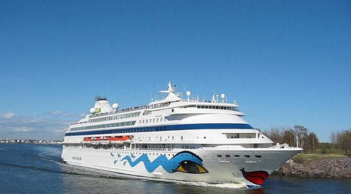 Лайнеру Astoria Grande разрешили зайти в порт Стамбула — но без 600 злых россиян