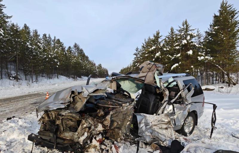 На трассе под Иркутском отца и 15-летнего сына насмерть придавило лесовозом