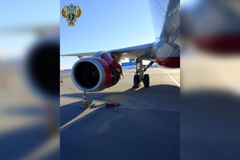 Обшивка двигателя оборвалась у Superjet 100 на рейсе Владивосток — Благовещенск