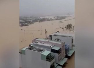 Российские туристы застряли на мосту во Вьетнаме из-за сильного наводнения