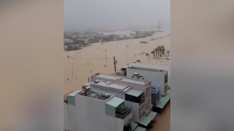 Российские туристы застряли на мосту во Вьетнаме из-за сильного наводнения