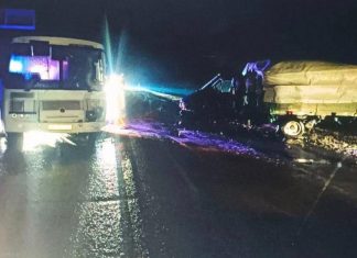 Три человека пострадали в лобовом столкновении автобуса и «Газели» под Тюменью