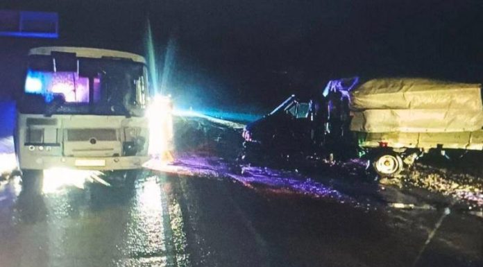 Три человека пострадали в лобовом столкновении автобуса и «Газели» под Тюменью