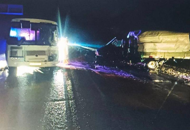 Три человека пострадали в лобовом столкновении автобуса и «Газели» под Тюменью