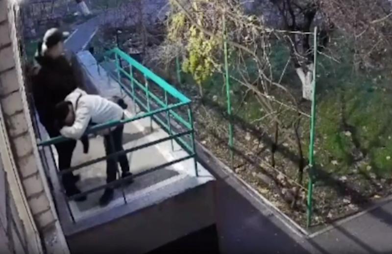 В Одессе мобилизовали мужчину, бросив его собаку привязанной на улице