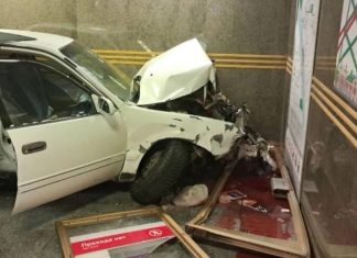 Водитель легковушки влетел в самую людную станцию метро Новосибирска и сбежал