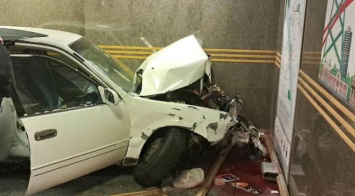 Водитель легковушки влетел в самую людную станцию метро Новосибирска и сбежал