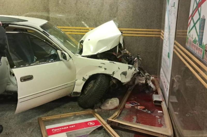 Водитель легковушки влетел в самую людную станцию метро Новосибирска и сбежал