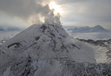 Вулканы Безымянный и Шивелуч на Камчатке выбросили мощные столбы пепла