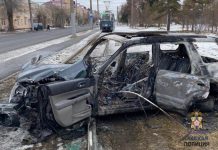 Житель Омска сбежал с места ДТП, но позже вернулся, чтобы забрать магнитолу, аккумулятор и поджечь авто