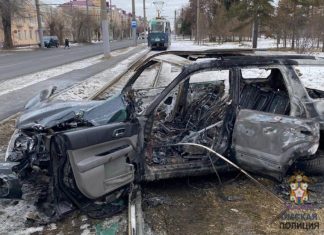 Житель Омска сбежал с места ДТП, но позже вернулся, чтобы забрать магнитолу, аккумулятор и поджечь авто