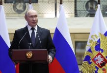 Большинство россиян одобряют работу Путина, показал опрос