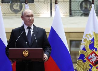 Большинство россиян одобряют работу Путина, показал опрос