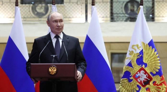 Большинство россиян одобряют работу Путина, показал опрос