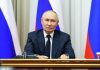 Большинство россиян положительно оценивают работу Путина, показал опрос