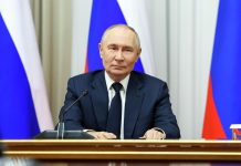 Большинство россиян положительно оценивают работу Путина, показал опрос