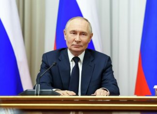 Большинство россиян положительно оценивают работу Путина, показал опрос