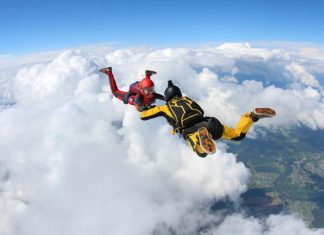 Двое опытных парашютистов столкнулись в 30 метрах от земли и разбились насмерть