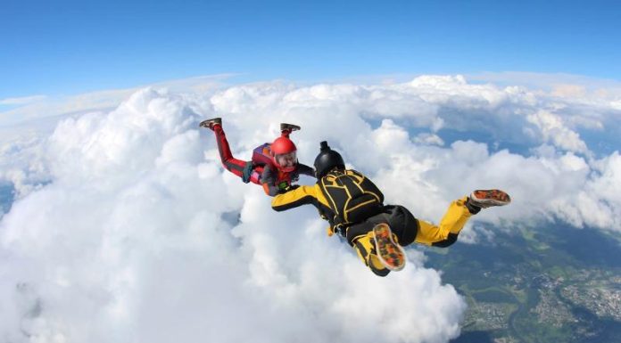 Двое опытных парашютистов столкнулись в 30 метрах от земли и разбились насмерть