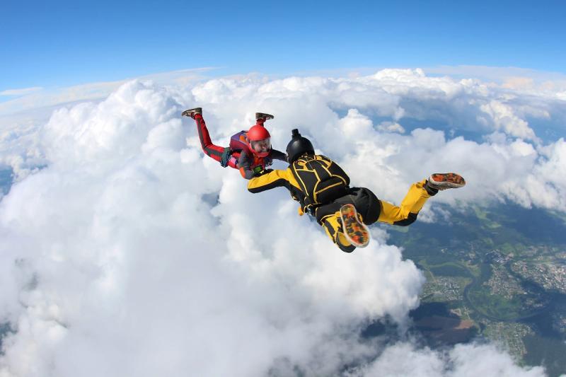 Двое опытных парашютистов столкнулись в 30 метрах от земли и разбились насмерть